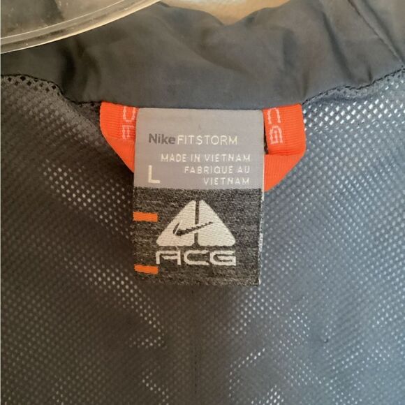 NIKE ACG FIT STORM WOMENS LARGE BLACK HOODED WINDBREAKER RAIN JACKET - Picture 9 of 10